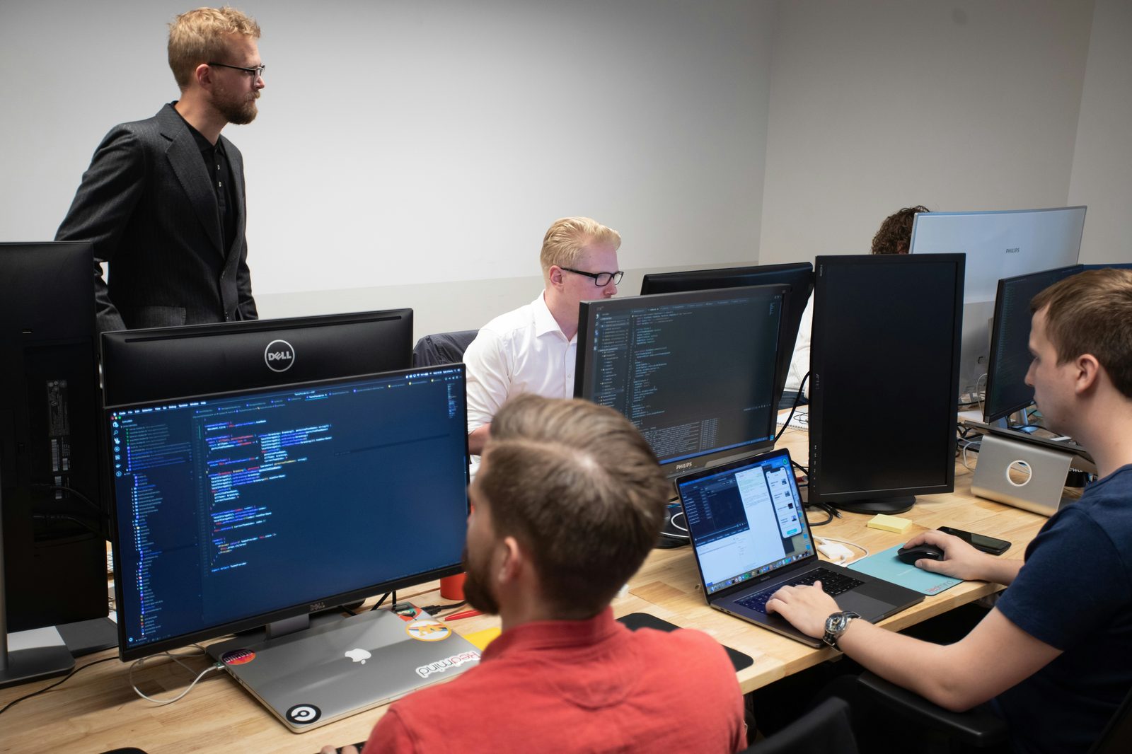 Kollegor som jobbar vid datorer på ett kontor