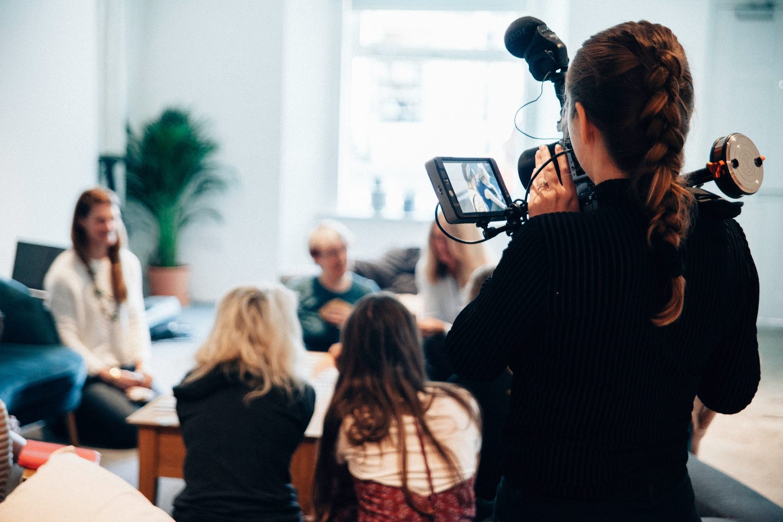 Person som filmar ett samtal med en videokamera