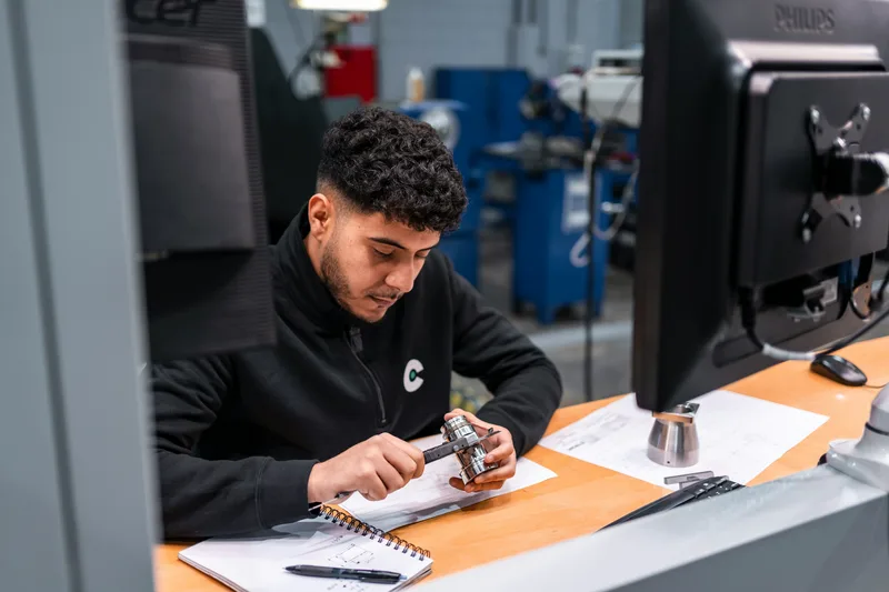 CNC-tekniker som programmerar en fräs