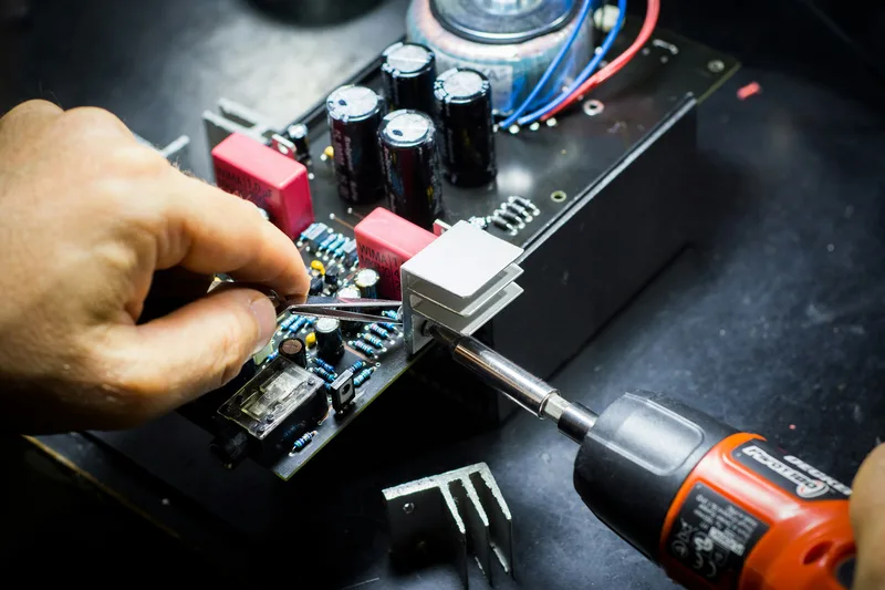 Elektronikmontör som monterar en krets