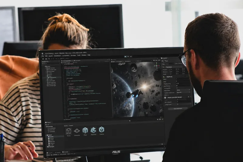 Spelprogrammerare vid en dator